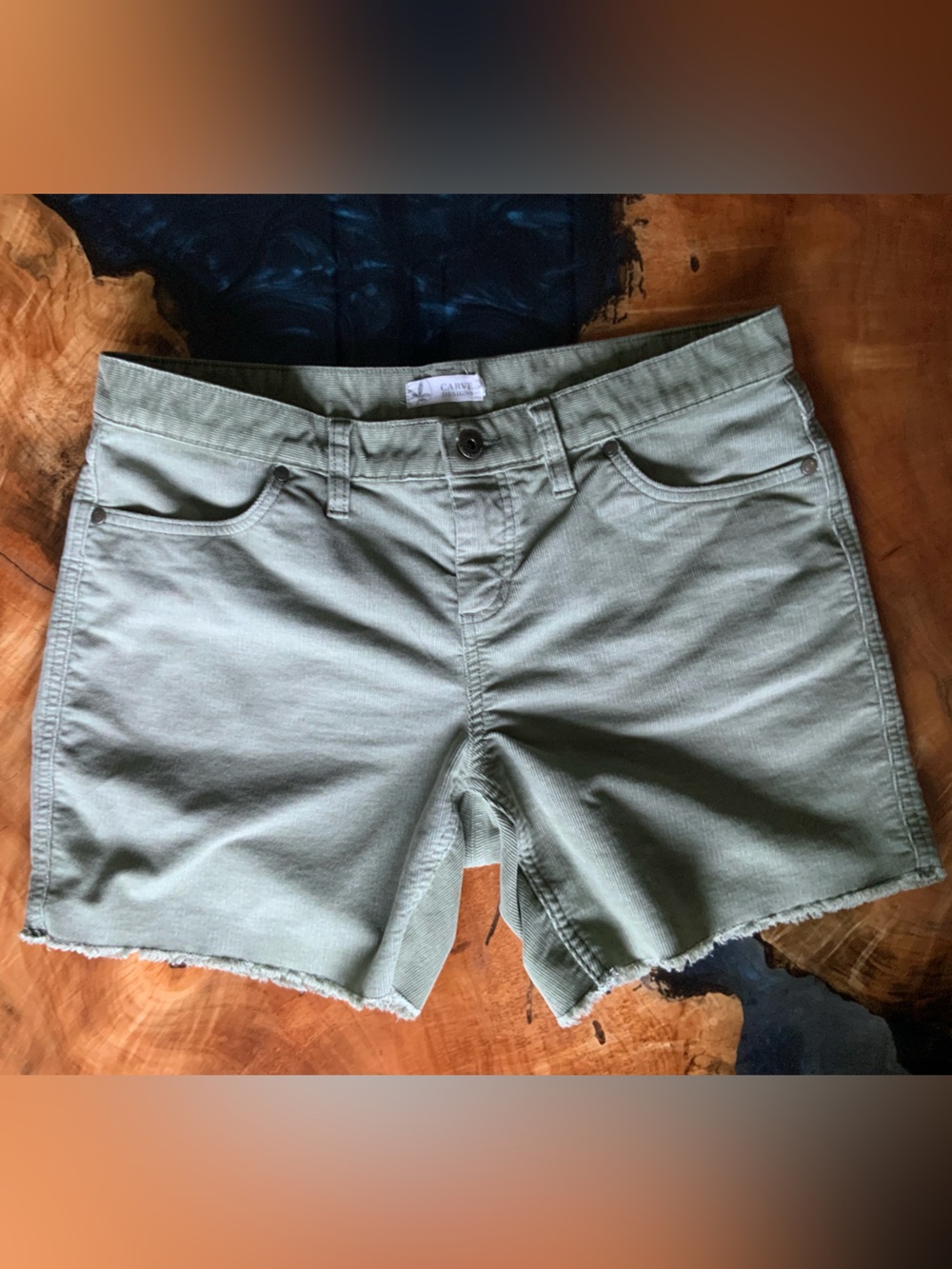 NWOT CARVE DESIGNS Olive Green OAHU 6” Cord Shorts - Size 4 (runs loose/large)